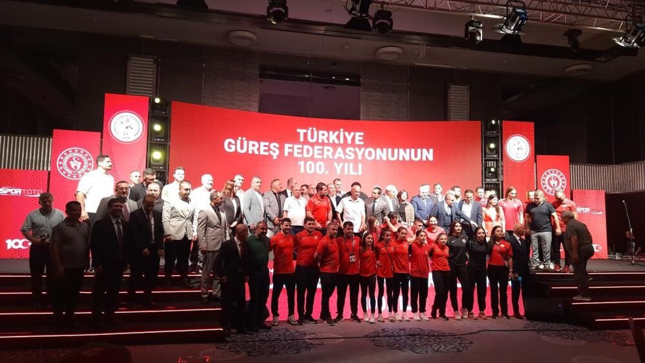 ‘Türk güreşinin 100. yılı’ plaketi