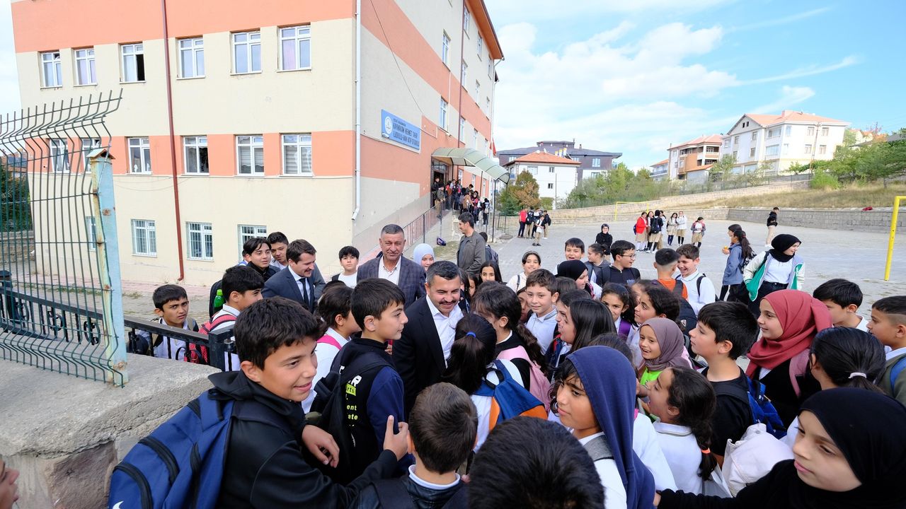 Akdağmadeni Belediye Başkanı okul ziyaretlerini sürdürüyor
