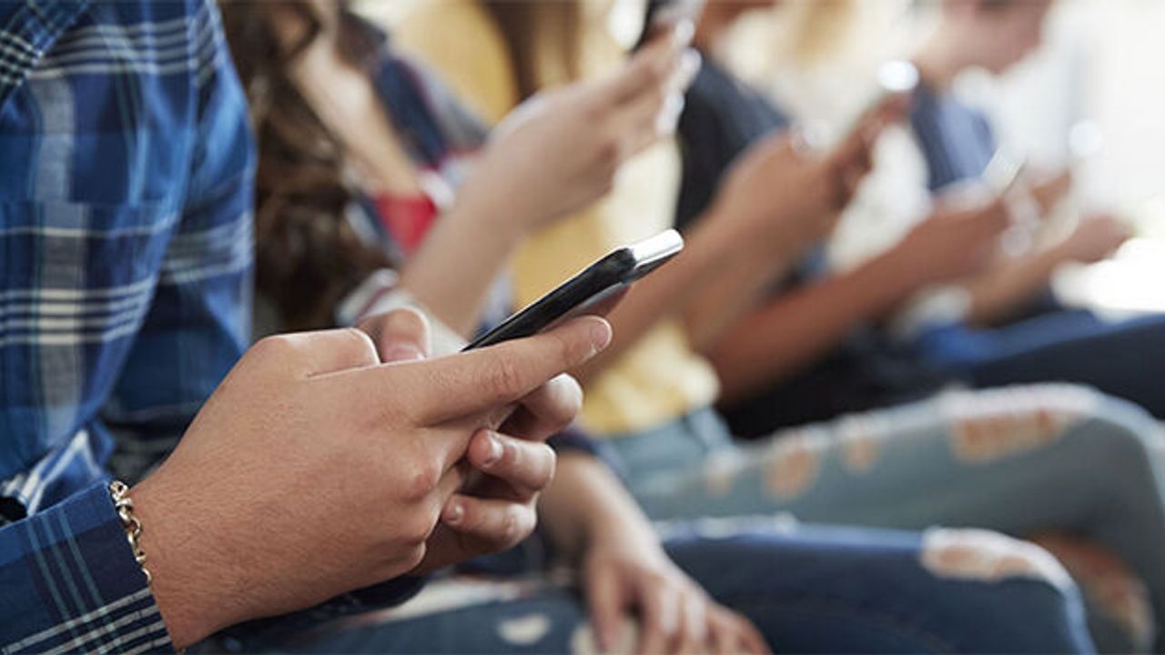 Öğrenciler merakla bekliyordu! Vergisiz telefon ve internet desteği Resmi Gazete'de