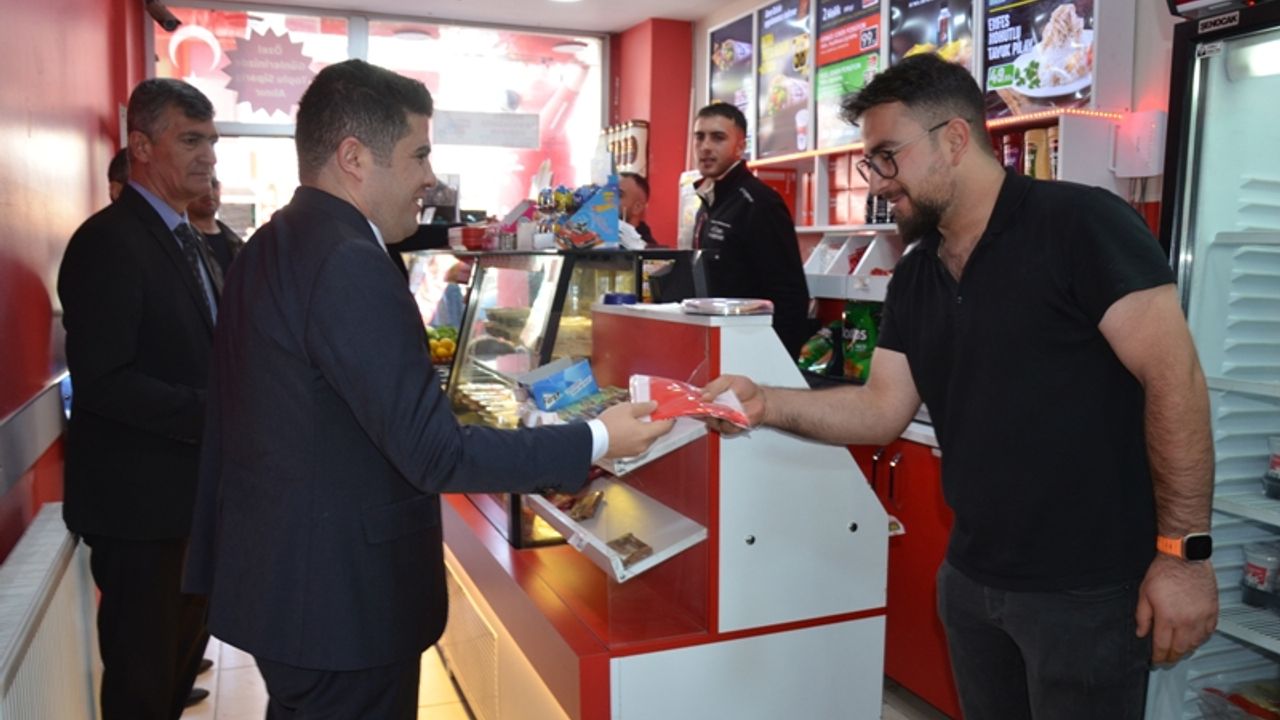 Sarıkaya'da vatandaşa bayrak dağıtıldı