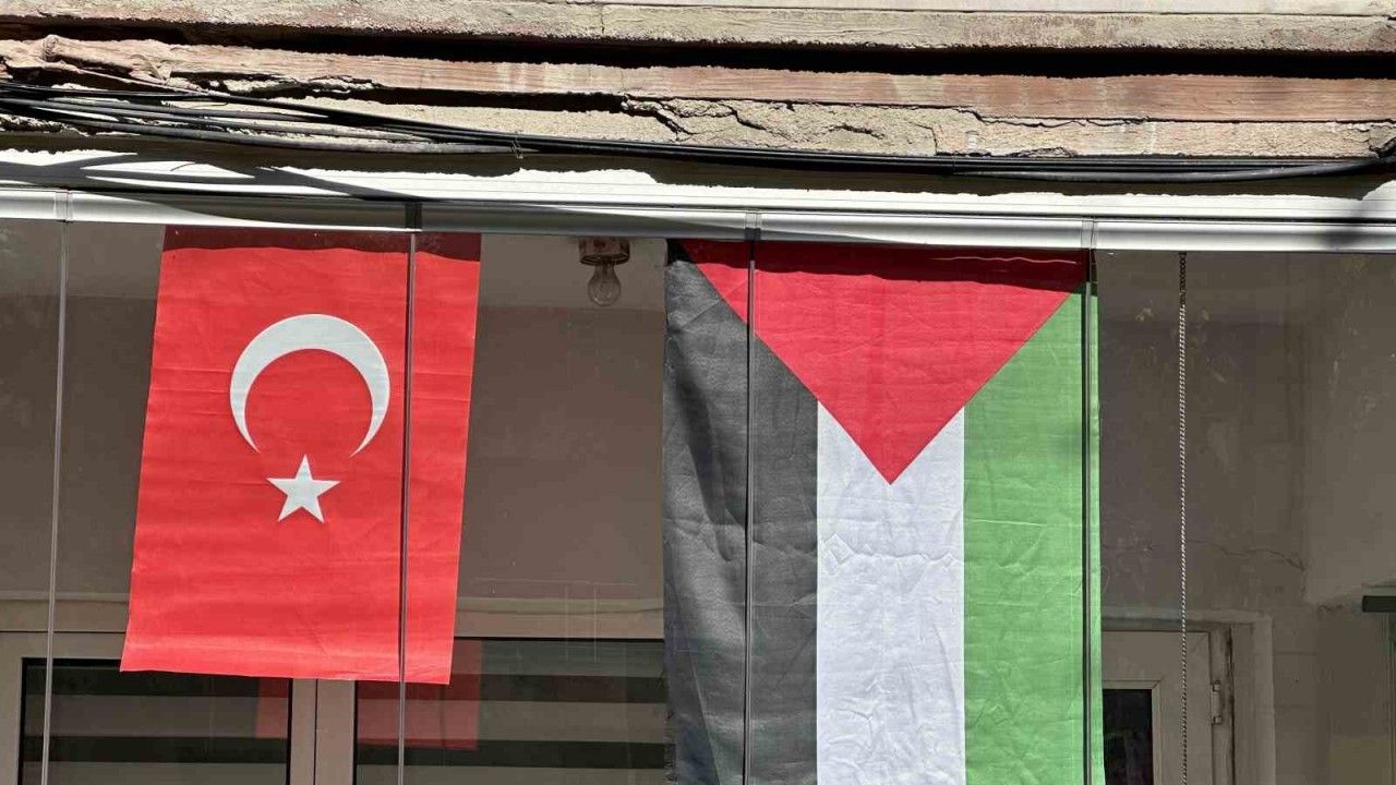 Filistin’e destek için balkonuna bayrak astı