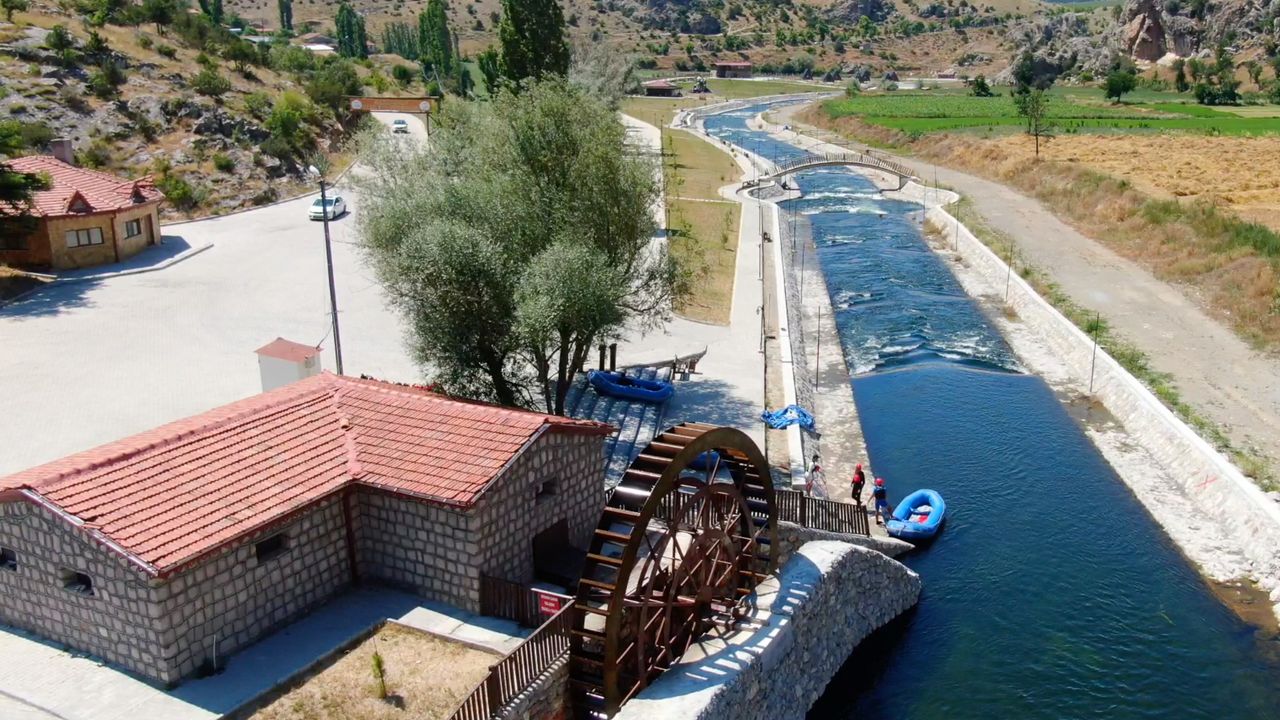 Su değirmeninde kara buğdaydan doğal un üretimi