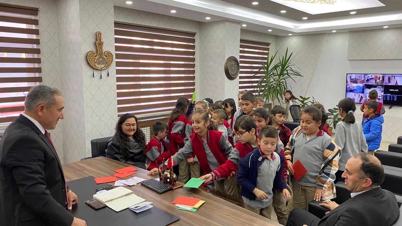 Müdürlerle çocuklar iç içe: Çocuklara okuma sevgisi aşılanıyor!