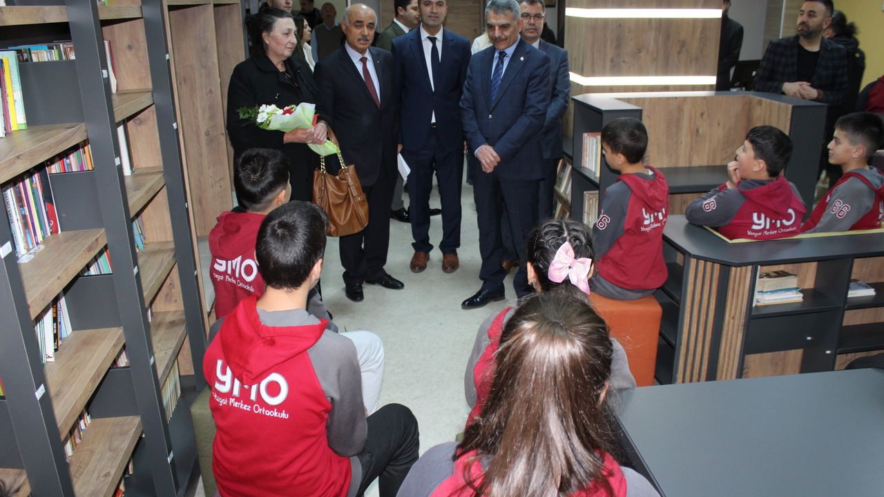 Yozgat'ta kütüphanenin açılışı yapıldı: Gençler kütüphaneyi doldurdu!