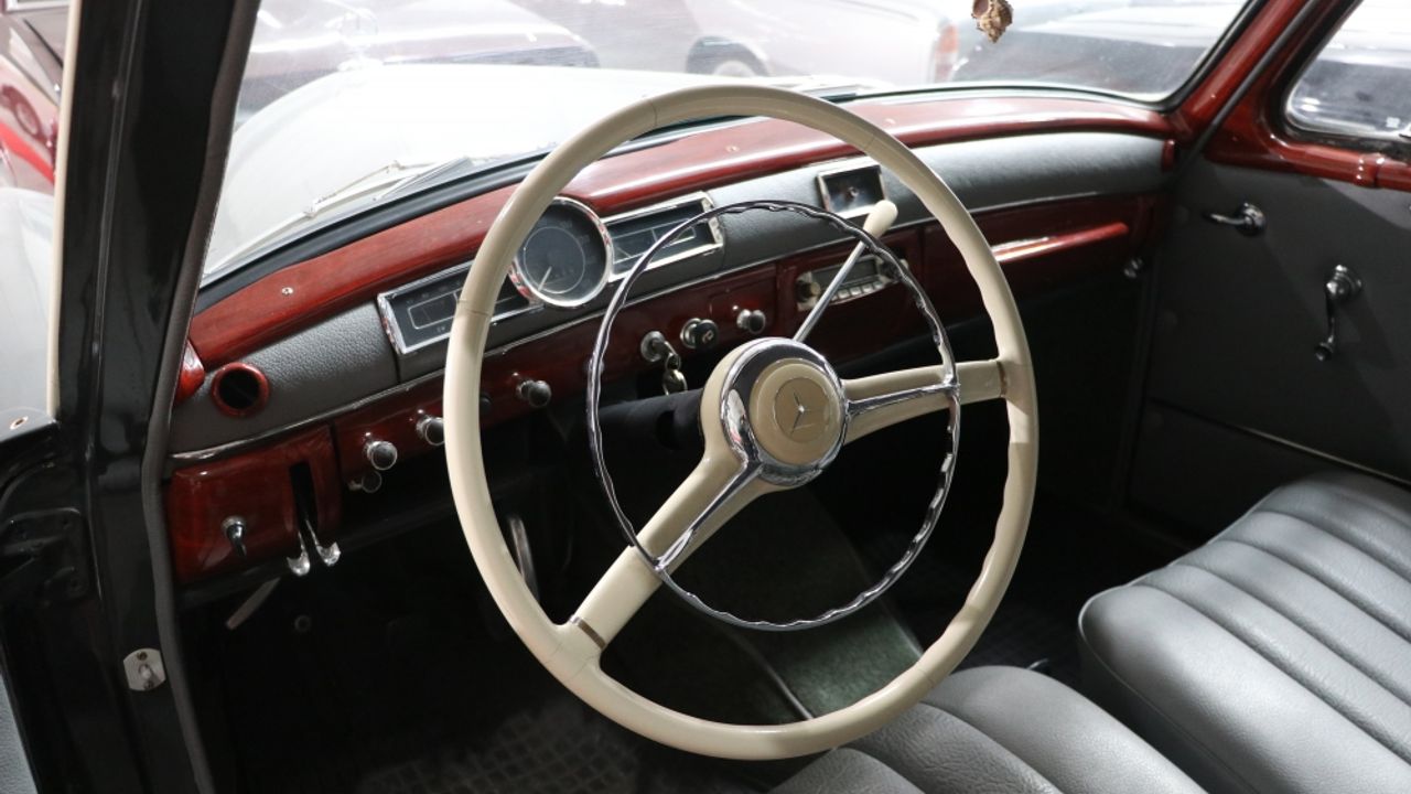 Araba sevdasını klasik araç koleksiyonuna dönüştürdü: Kraliyet ailesinin kullandığı otomobil de var!