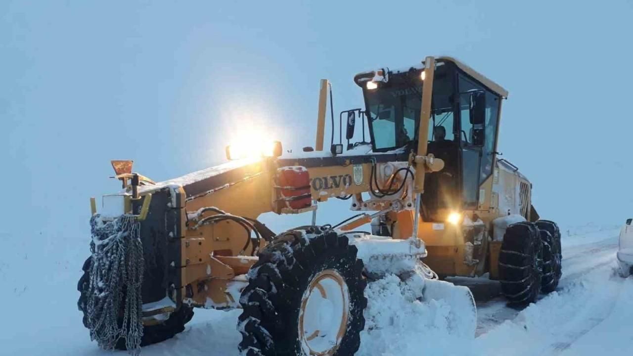 Kar ve tipi 85 köy yolunu ulaşıma kapattı