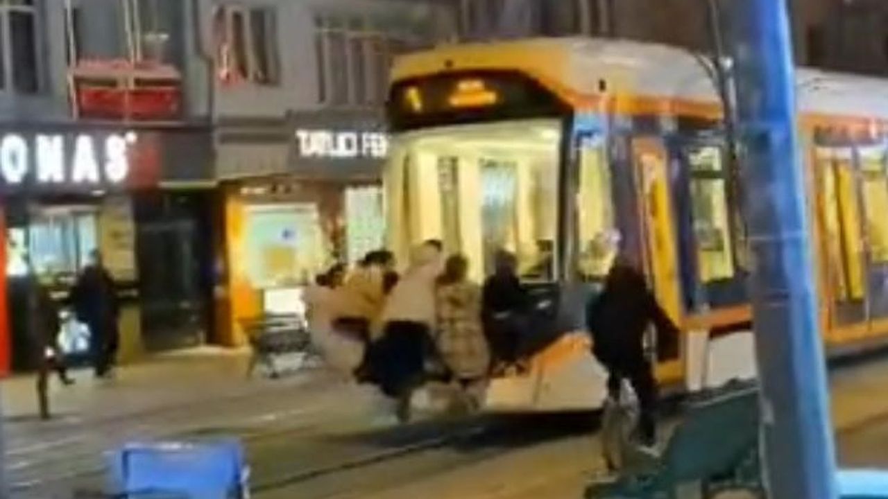 Tramvayın arkasına tutunan 5 çocuğun tehlikeli yolculuğu
