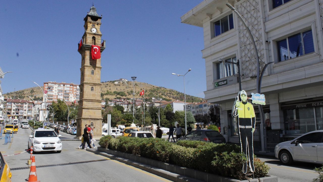 Depremzede usta öğretici Yozgat'ta sanatını icra ediyor!