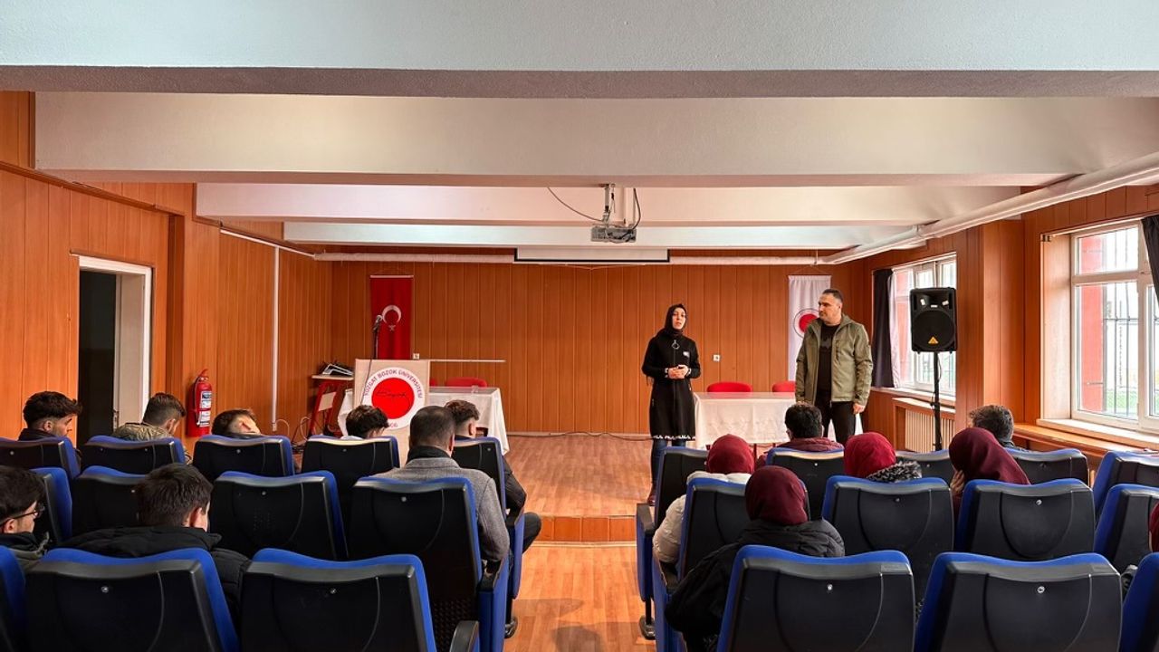 Öğretmen ve öğrencilerden MYO'ya nezaket ziyareti