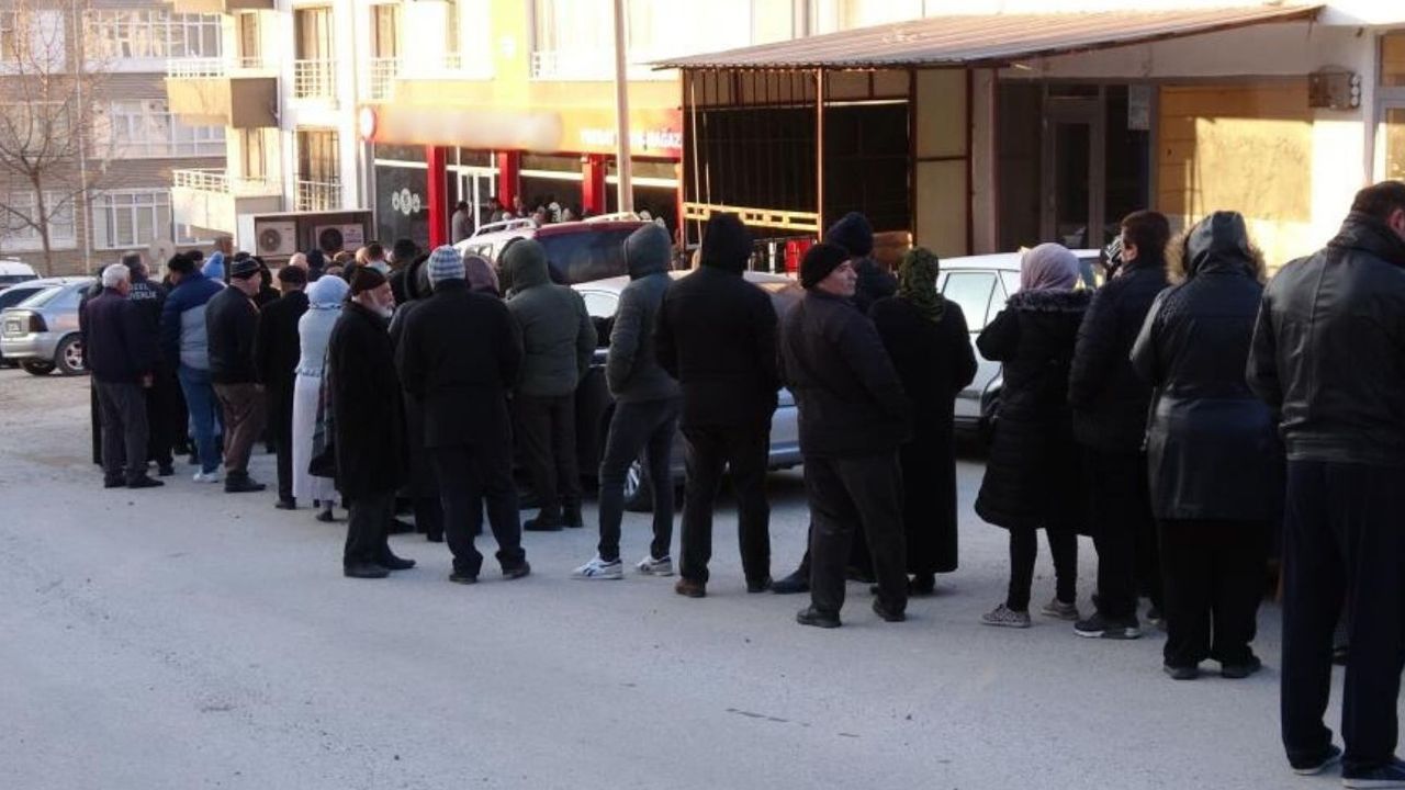Yozgat'ta ucuza almak için kuyruk oluşturdular: Mağduriyet bitmiyor!