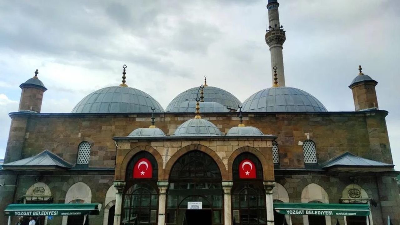 Yozgat’ta vatandaşlar bayram namazı için camilere akın etti