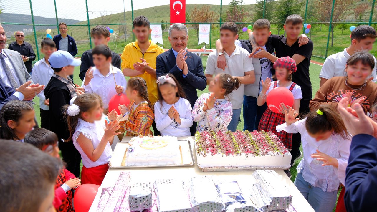 Vali Özkan, çocuklarla 23 Nisan'ı kutladı