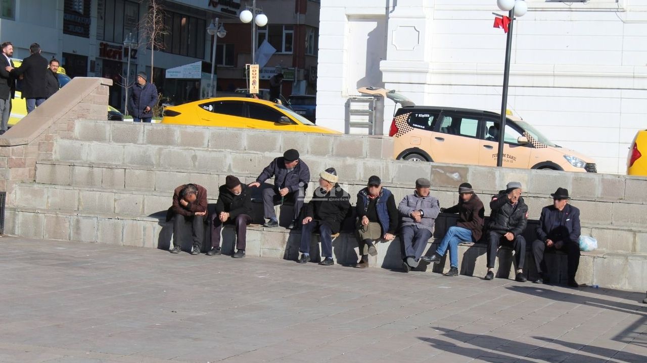 Tarih netleşti! Bayram öncesi emeklilere 3 maaş birden yatacak
