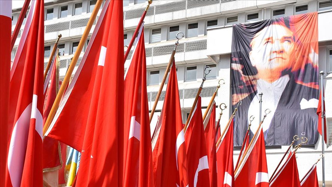 Başkan Aydoğmuş: "Bu özel gün, Türk milleti için yeniden dirilişin sembolü"