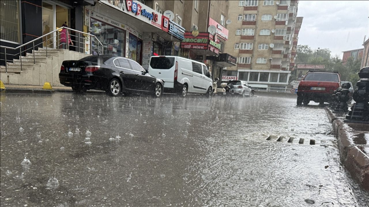 Sağanak nedeniyle bazı ev ve iş yerlerini su bastı