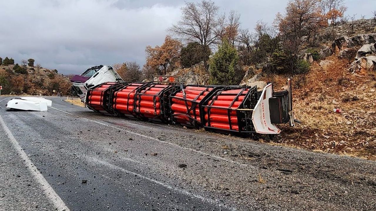 Doğal gaz yüklü tanker devrildi
