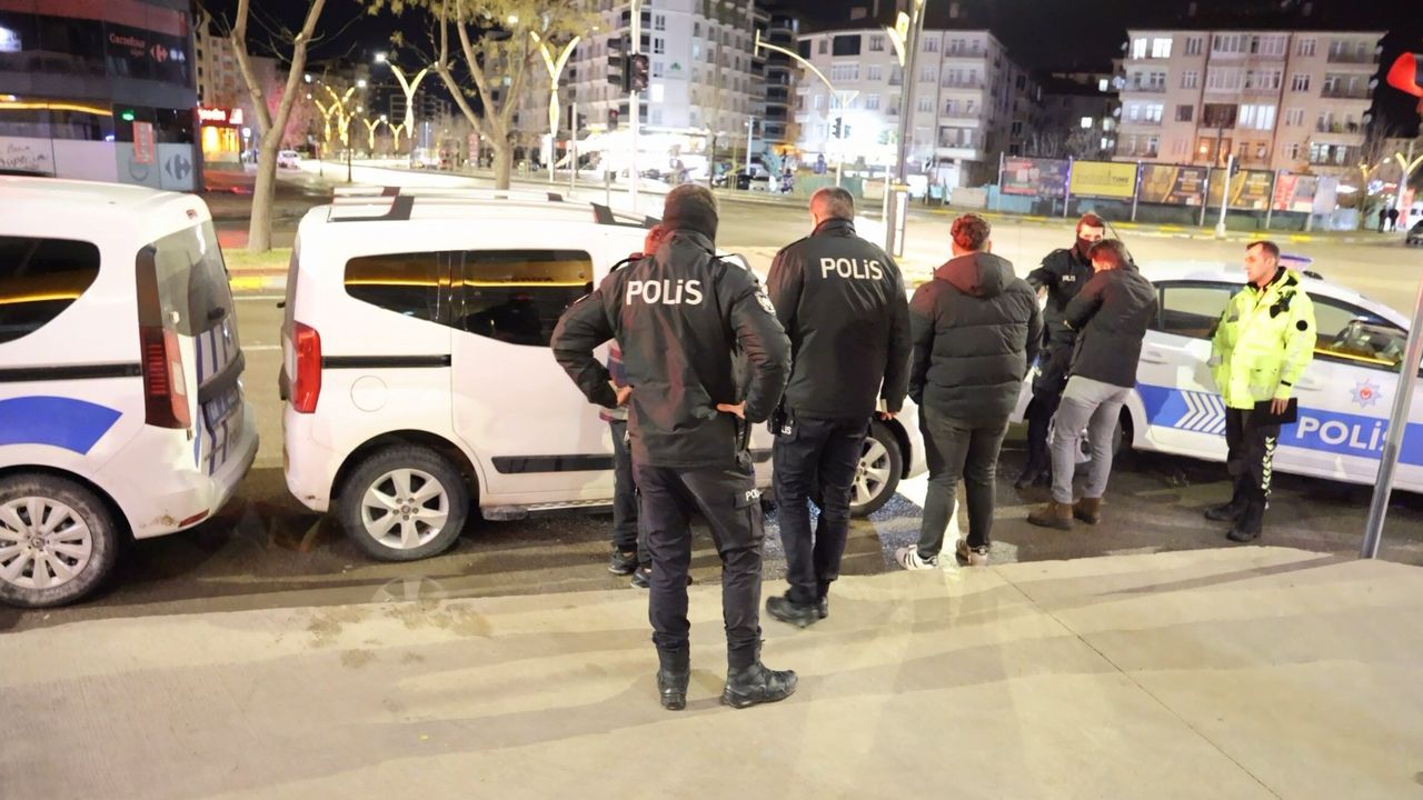 Alkollü sürücü kendini araca kilitledi... Polisin imtihanı ecel teri döktürdü!