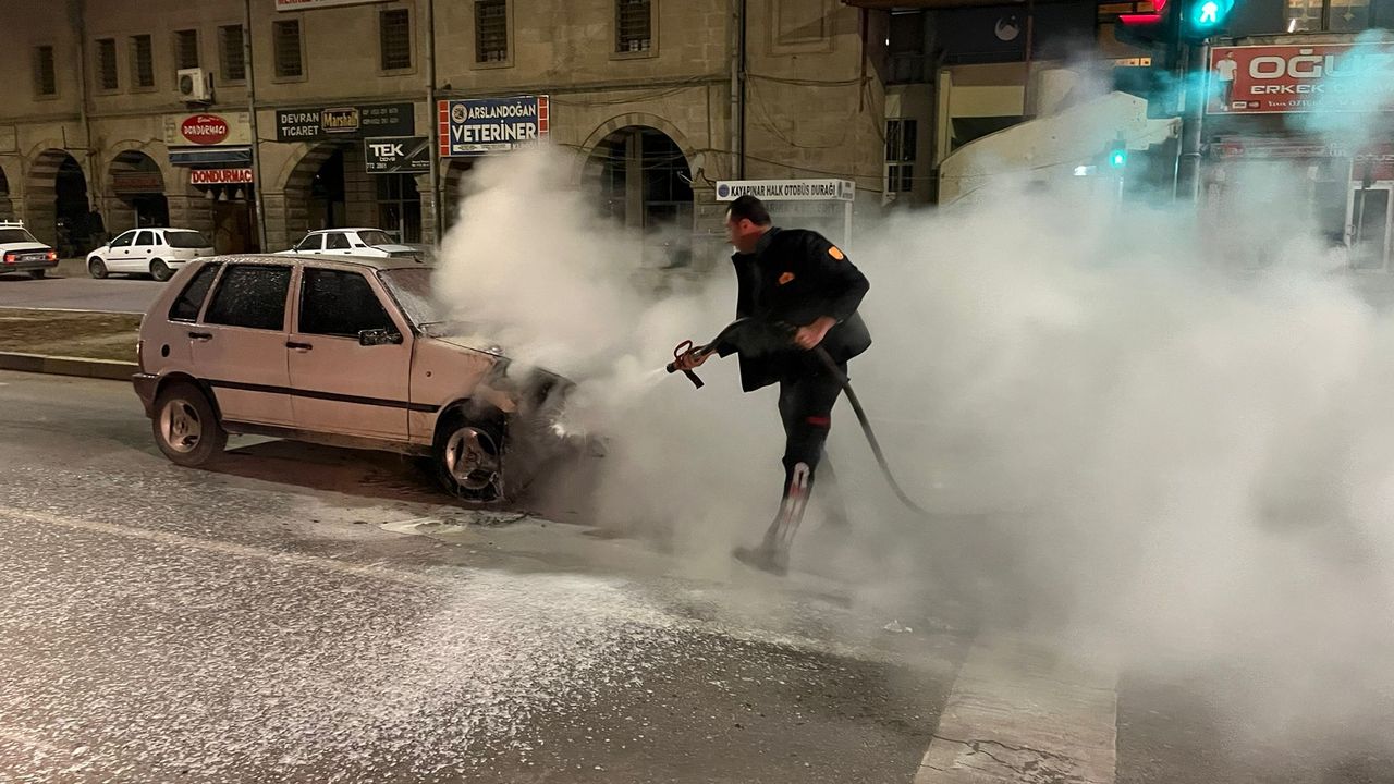 Yozgat'ta kırmızı ışıkta bekleyen otomobilde yangın çıktı!