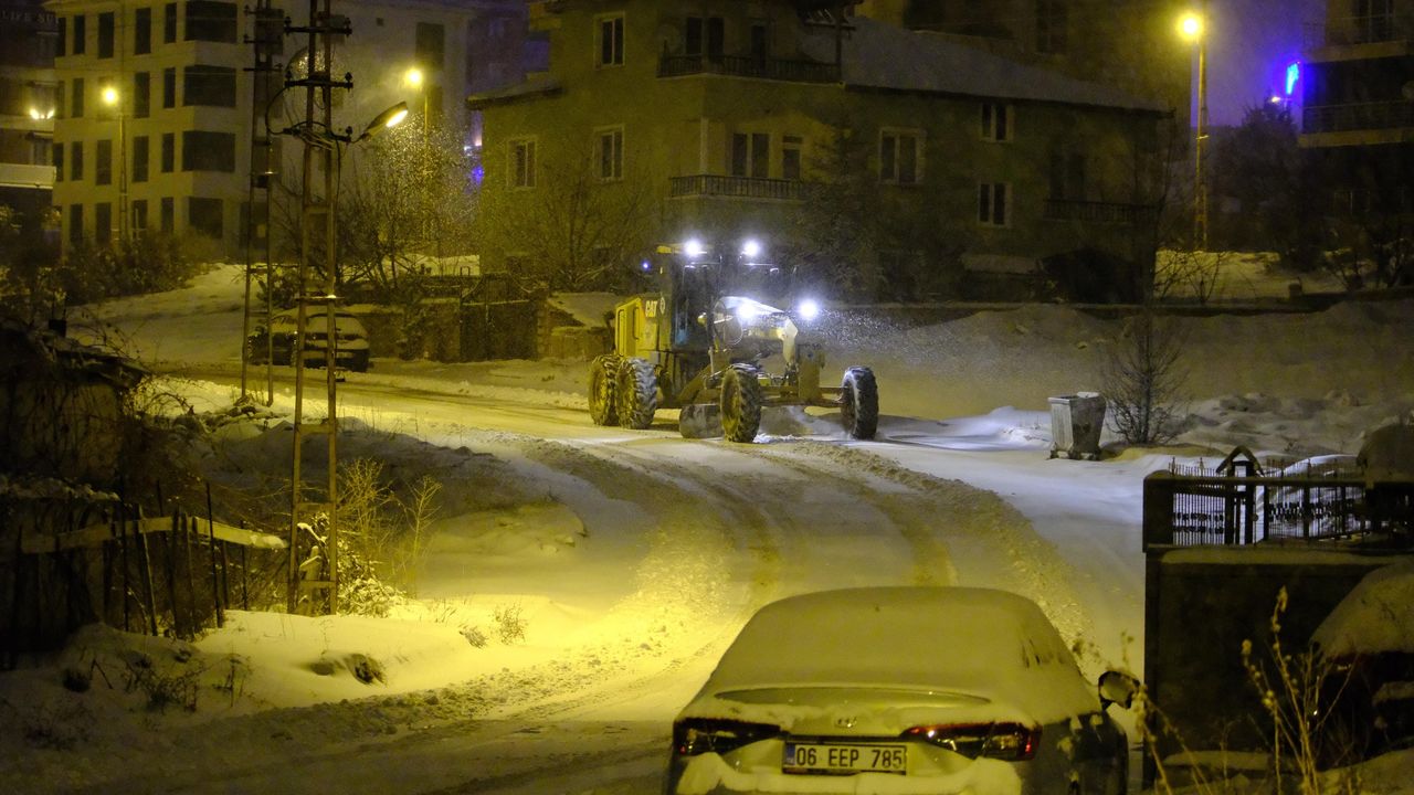 Akdağmadeni'nde karla mücadele devam ediyor