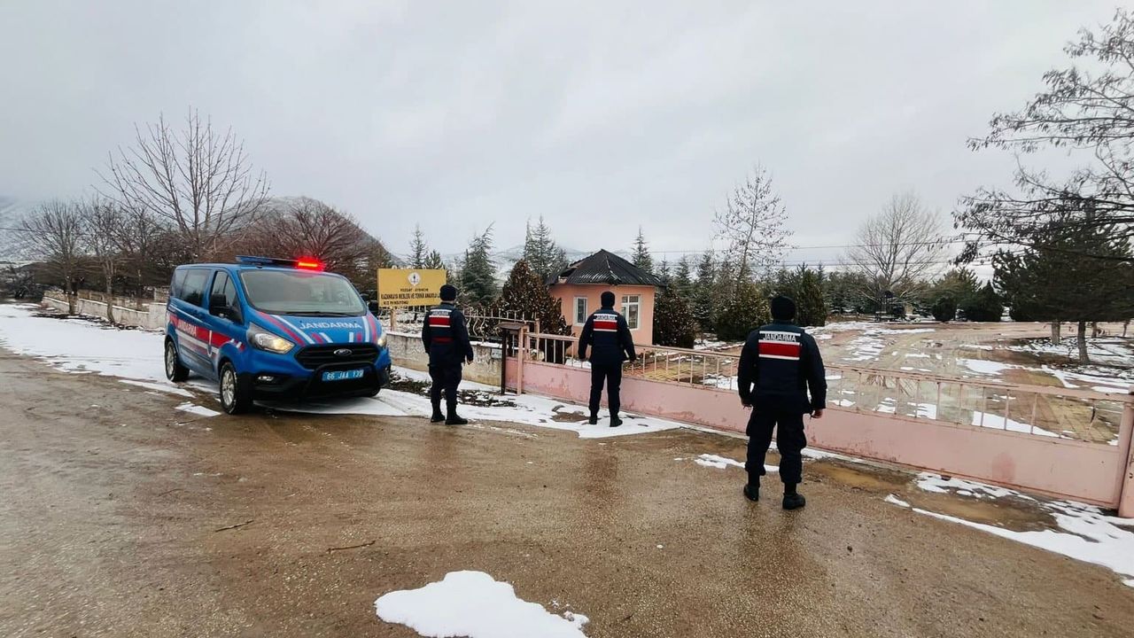 Yozgat Jandarması öğrencilerin güvenliği için sahada