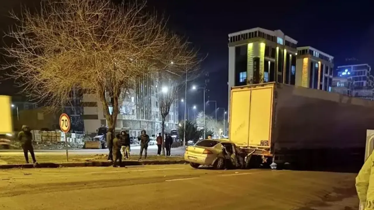 Yürekler ağza geldi… Otomobil tıra ok gibi saplandı!