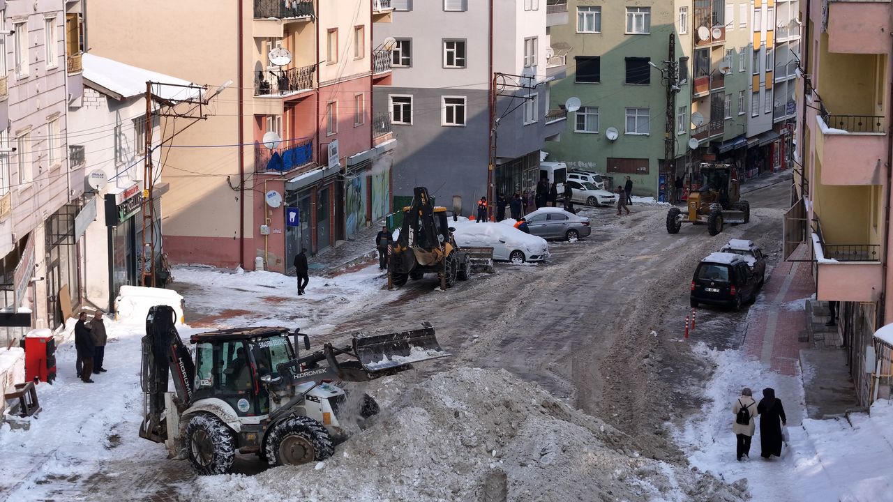 Akdağmadeni'nde ekipler gece gündüz sahada