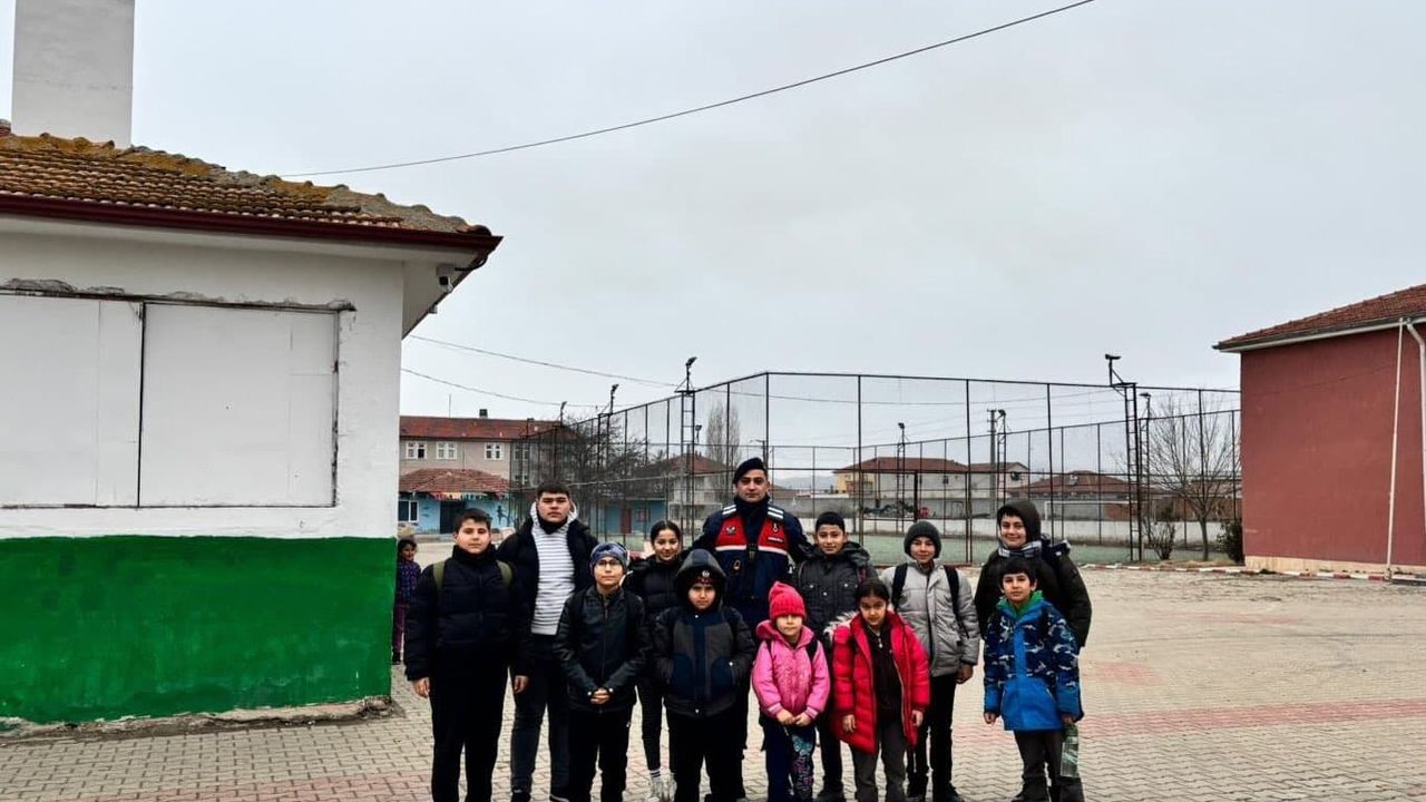 Yerköy'de öğrenci güvenliği için jandarma teftişte