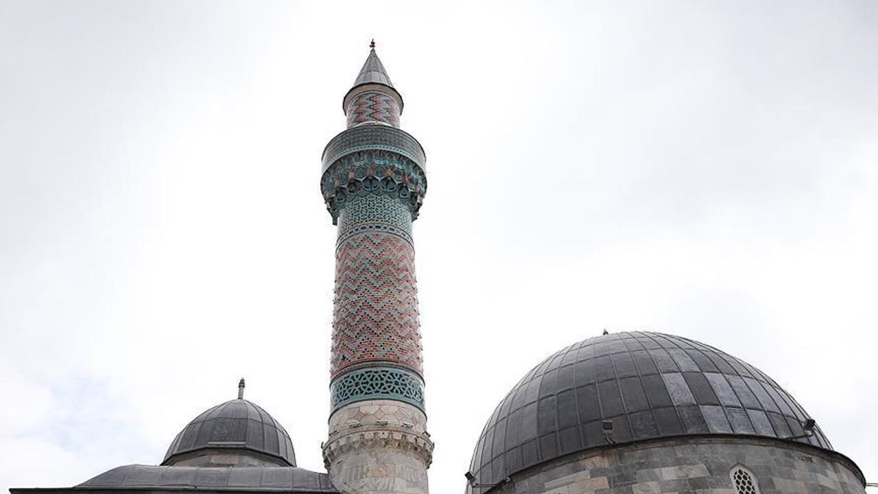 Yozgat’ta minareye çıkan tilki hayrete düşürdü