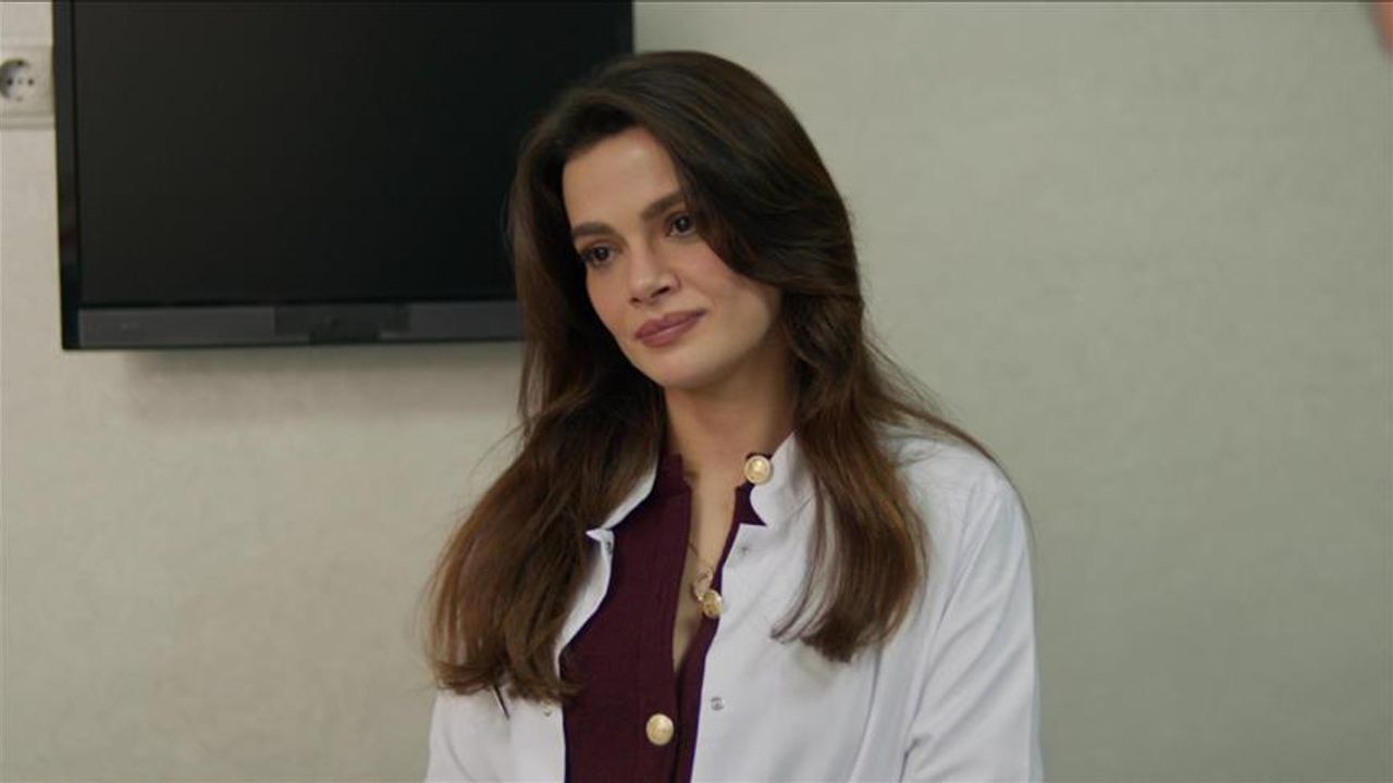 "Uzak Şehir" dizisinin Alya'sı Sinem Ünsal kimdir?