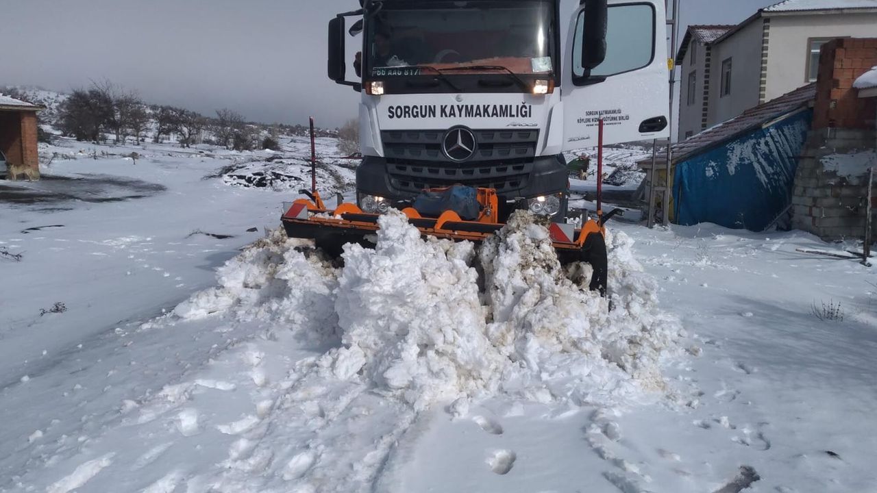 Sorgun'da tipi ulaşımı olumsuz etkiliyor... 8 köy yolu kapandı!