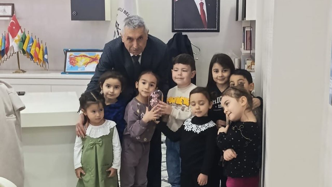 Şefaatli Belediye Başkanı Bozkurt minikleri makamında ağırladı
