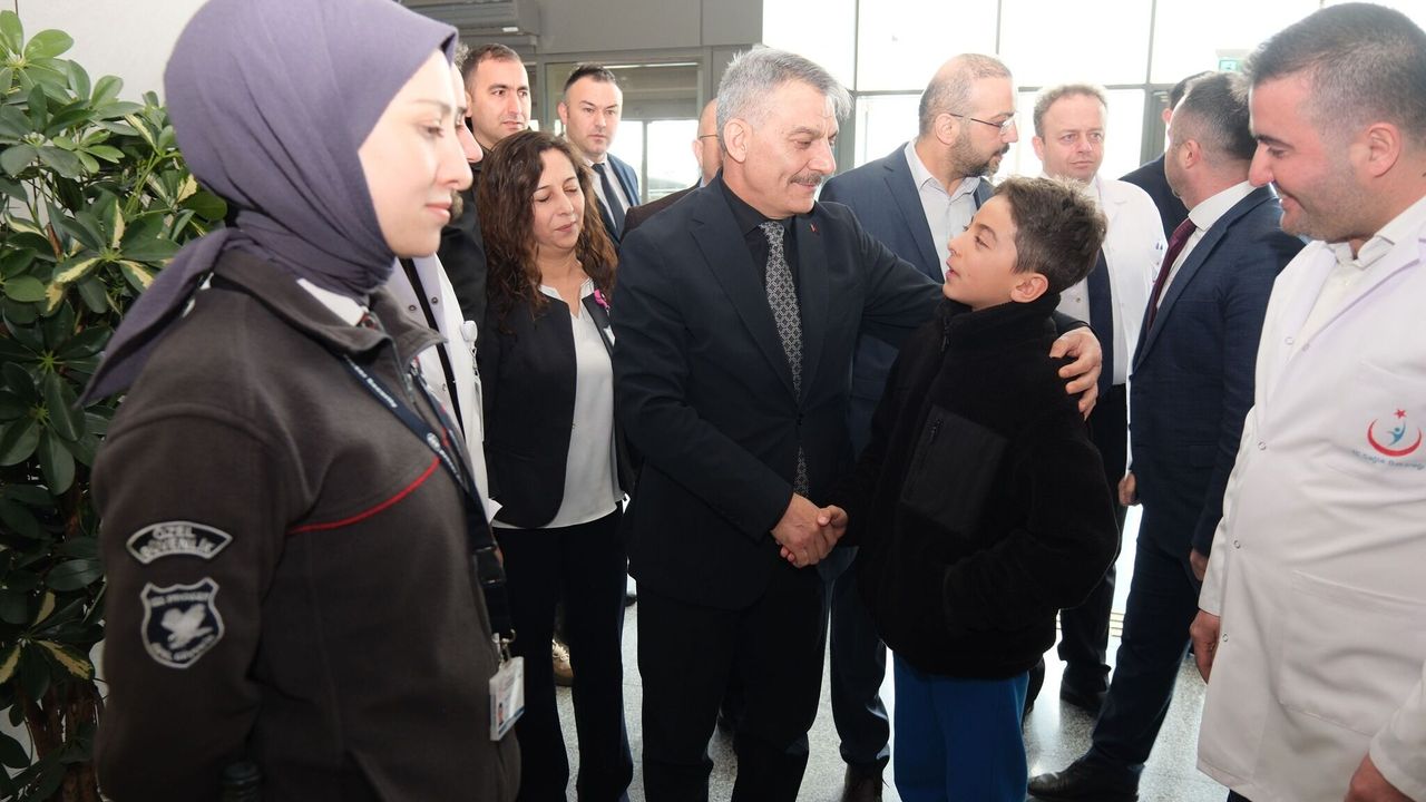 Vali Özkan Şehir Hastanesi’nde vatandaşlarla buluştu