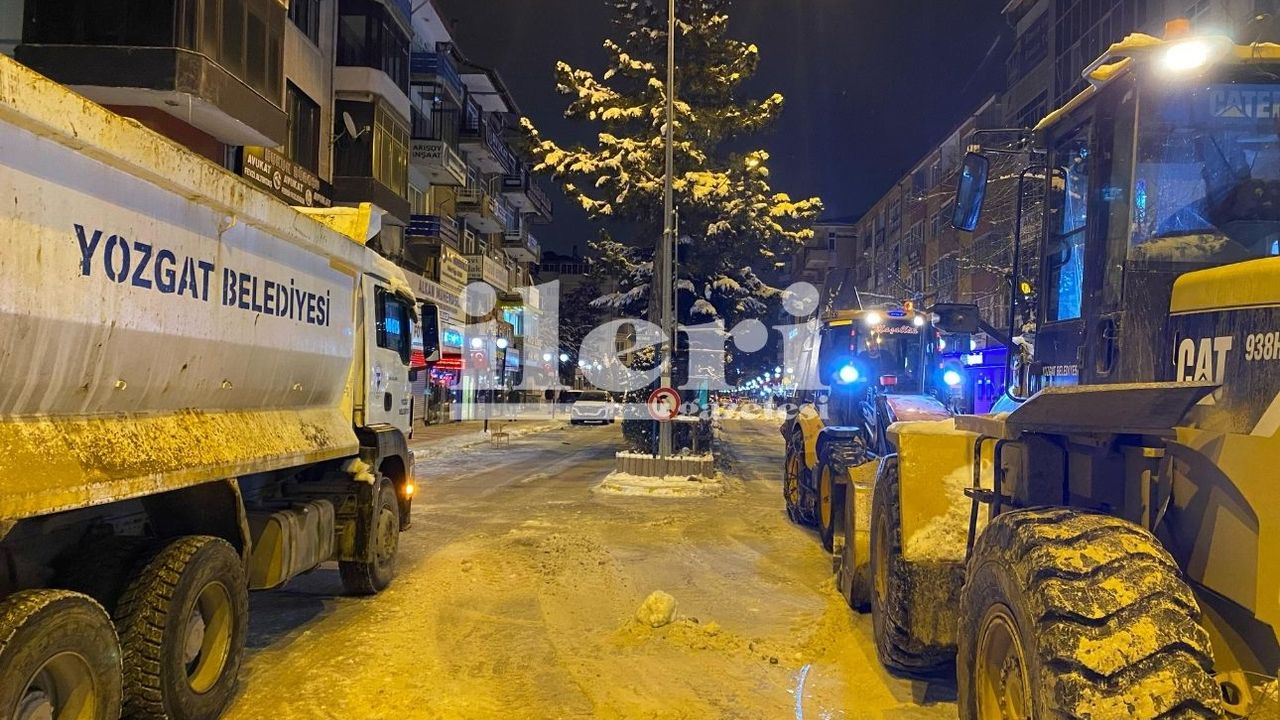 Yozgat'ta karla mücadele: Belediye ekipleri gece gündüz sahada!