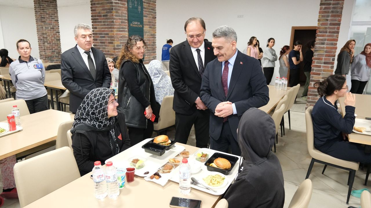 Öğrencilerle iftar yaptı