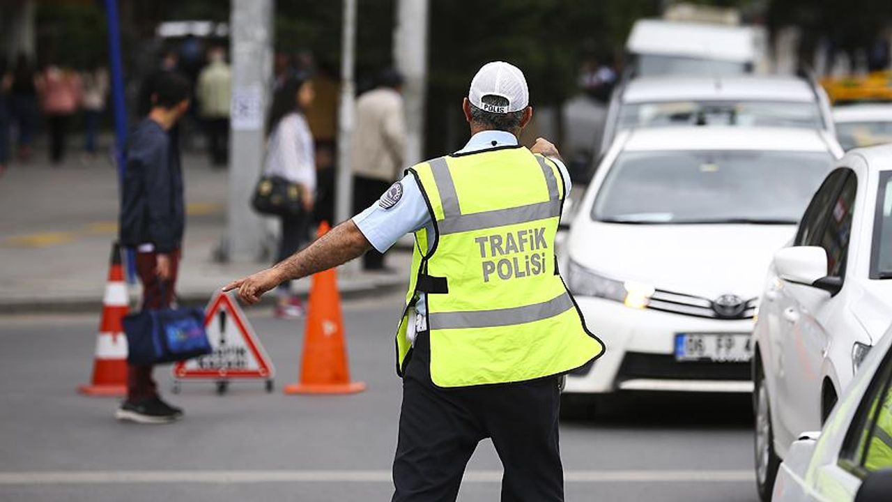 Bakan bizzat uyardı: Trafikte bu hatayı 6 kez yapan yandı!