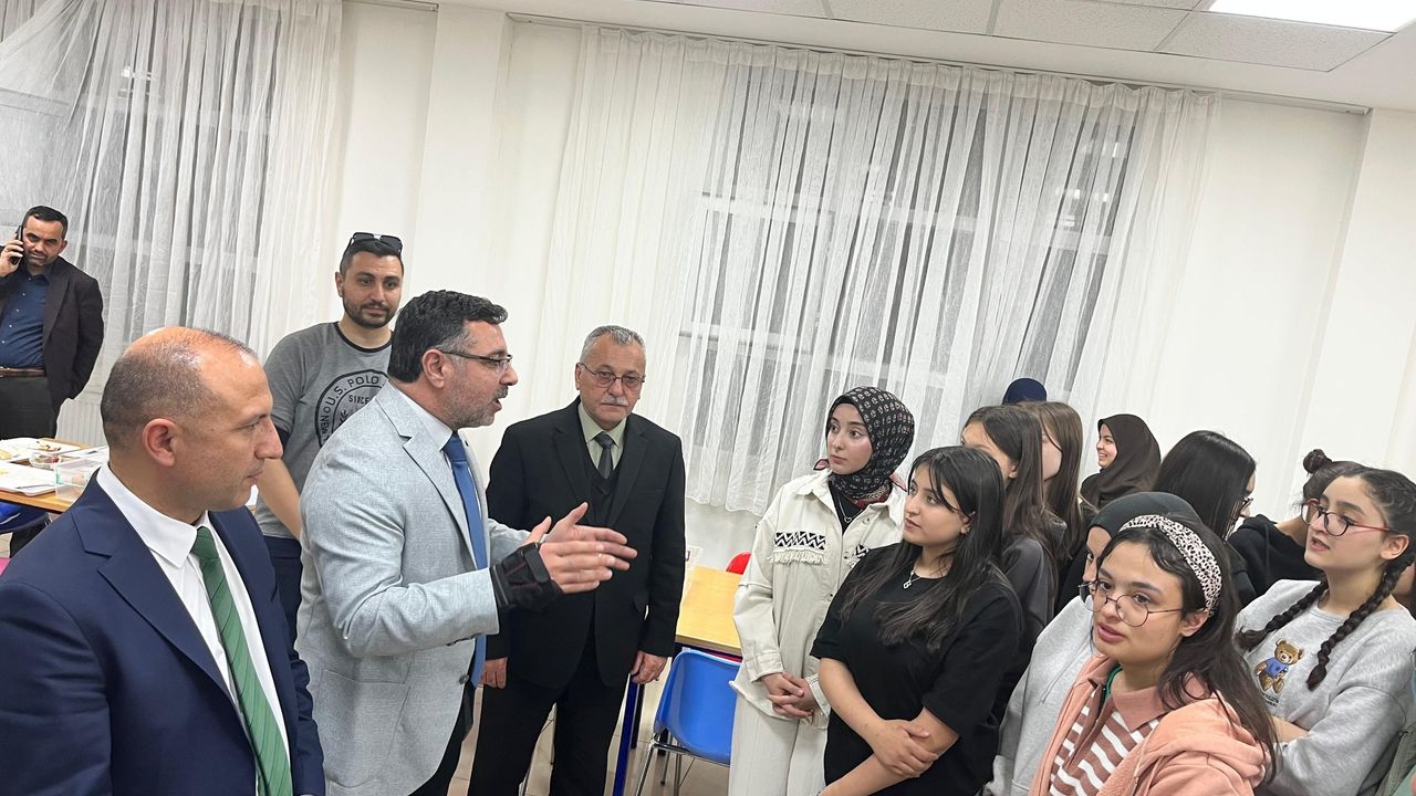 Yerköy'de öğrencilerle iftar yaptı