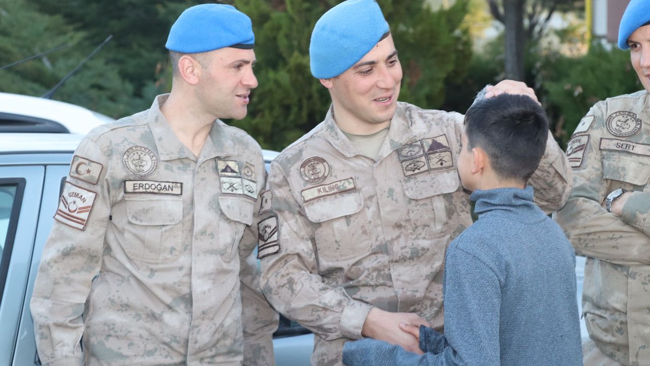 Jandarma Yozgat'ta çocukların gönlünü fethetti