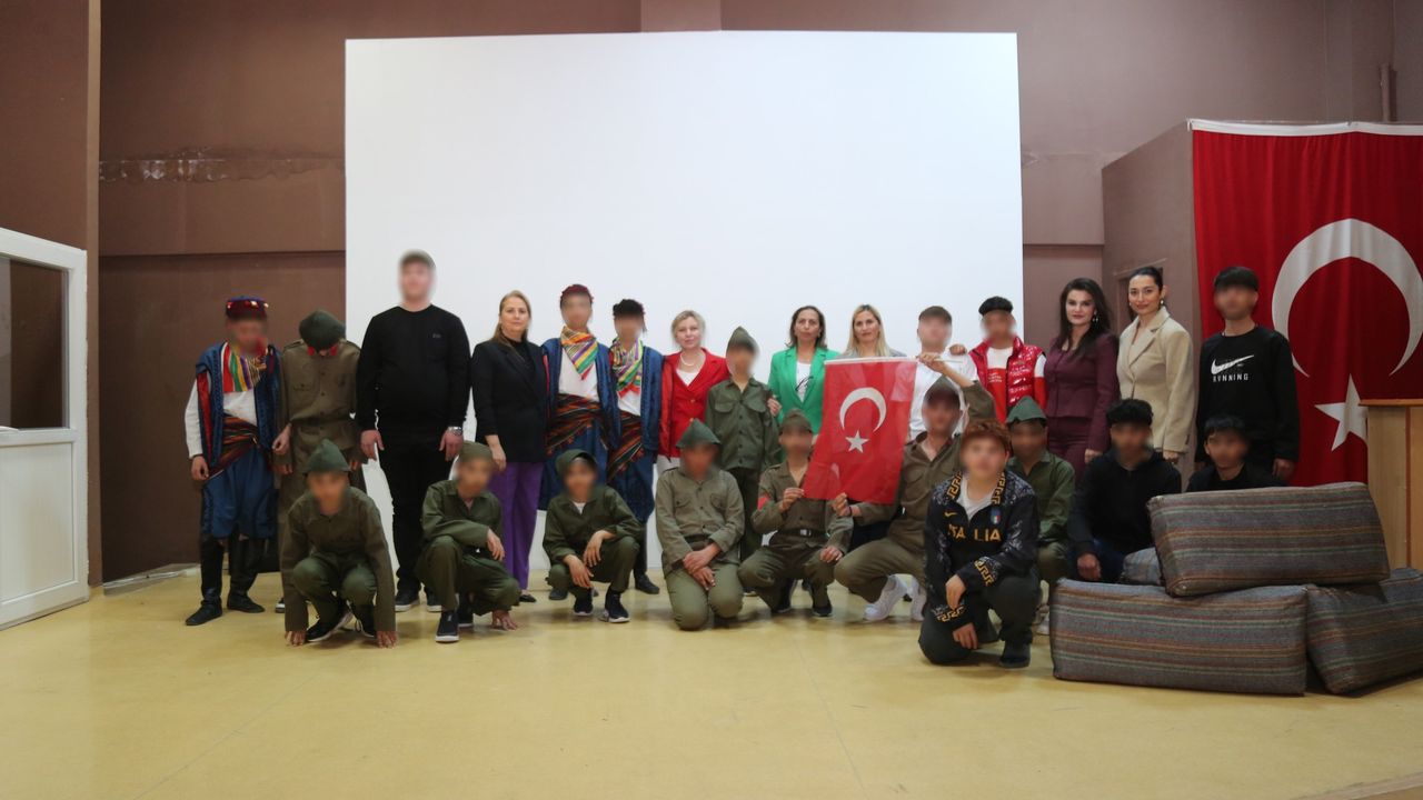 Vali eşi çocuklarla iftar yaptı