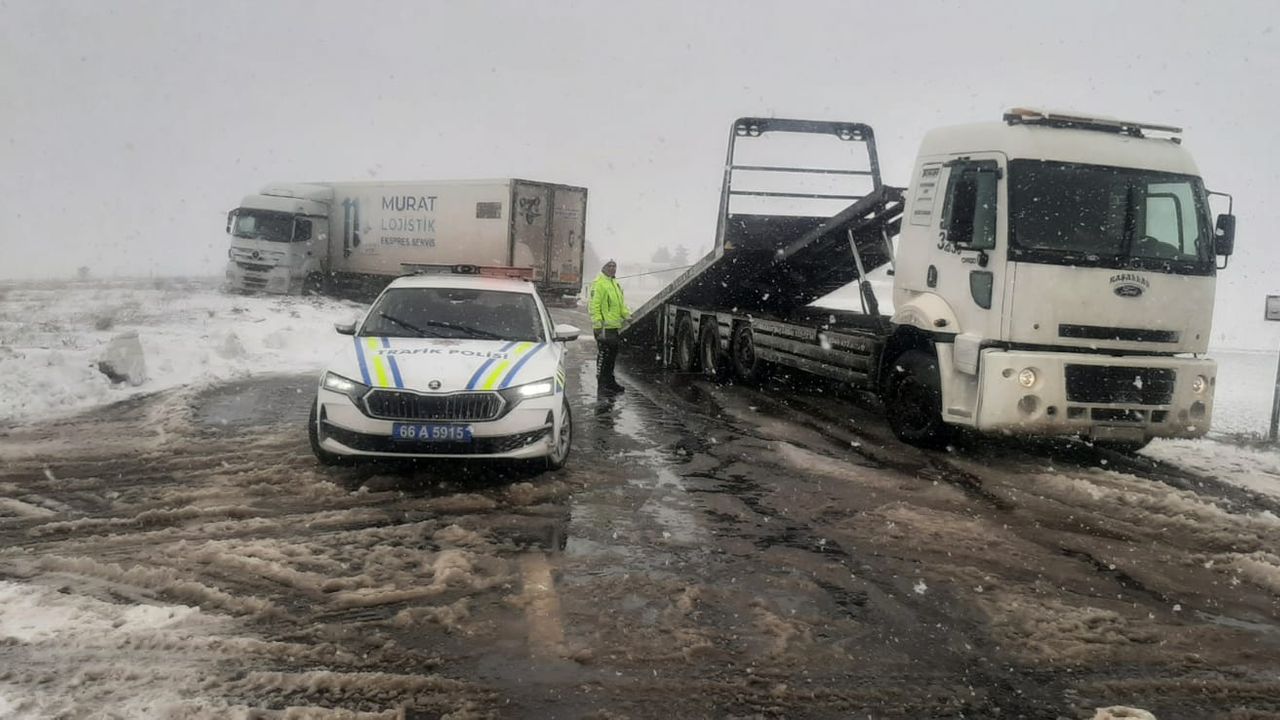 Yozgat’ta yoğun kar yağışı hayatı olumsuz etkiledi