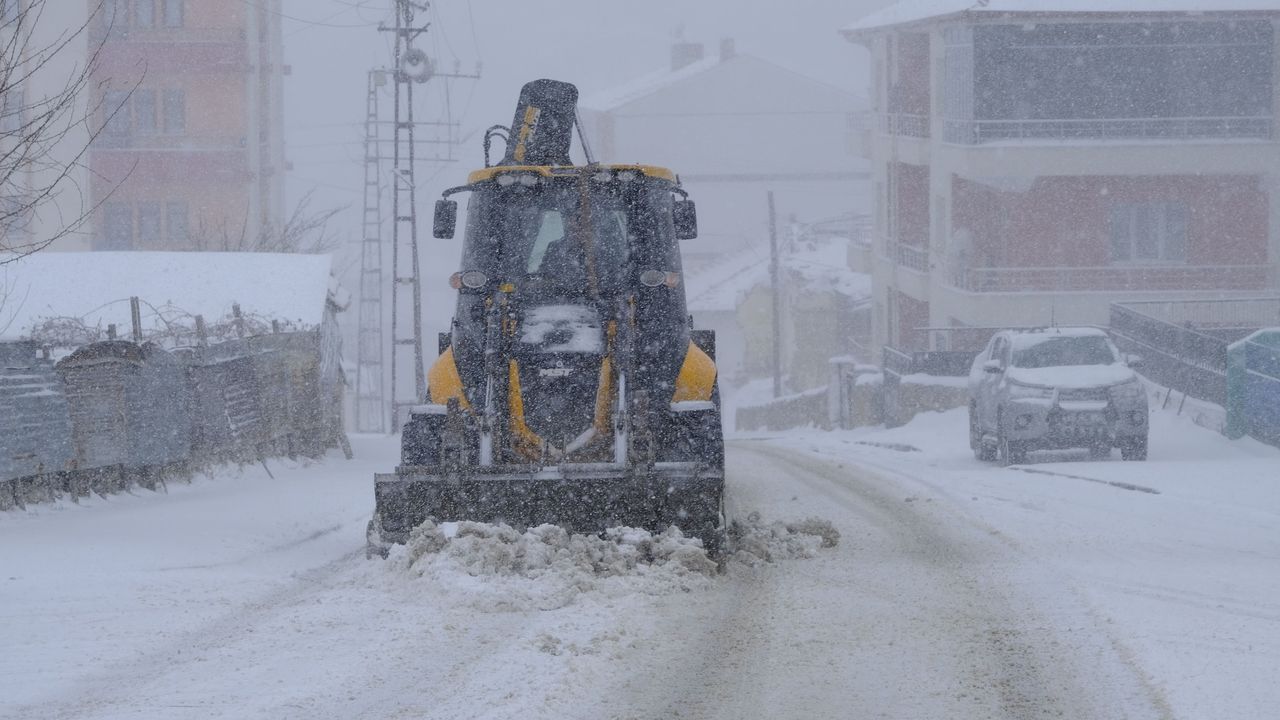 Akdağmadeni’nde karla mücadele başladı