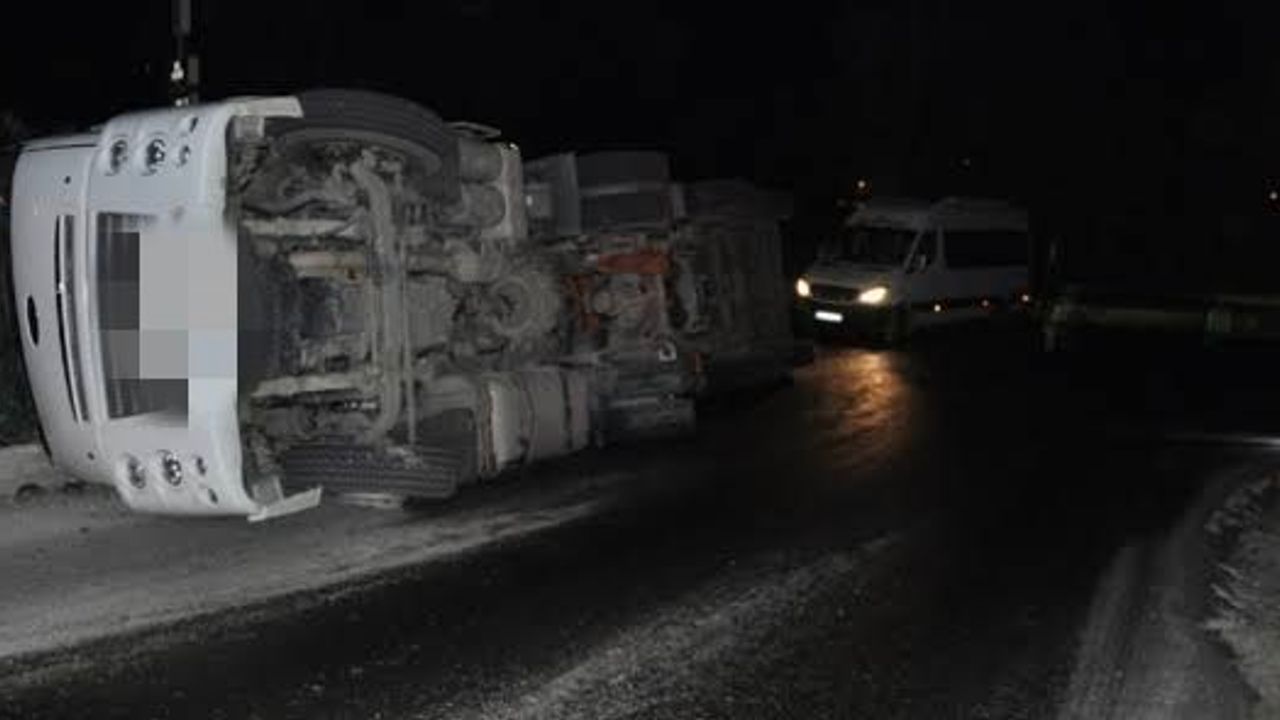 Akdağmadeni’nde tır kazası nedeniyle trafik durdu!
