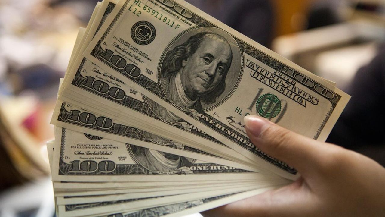 Dolar ve Euro güne hareketli başladı