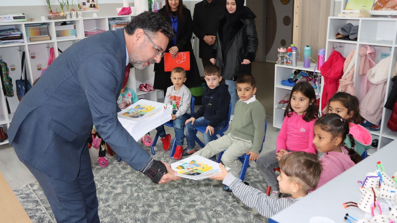 Arslan öğrencilere kitap hediye etti