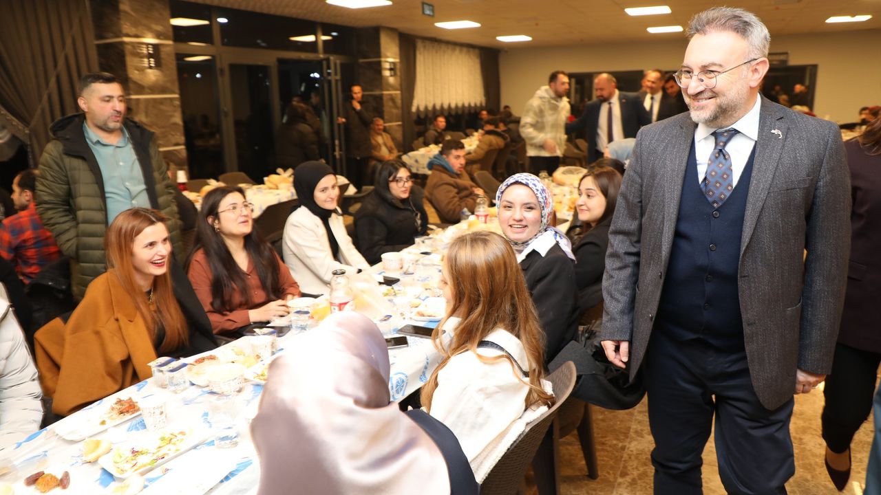 Rektör Evren Yaşar öğrencilerle iftar yaptı