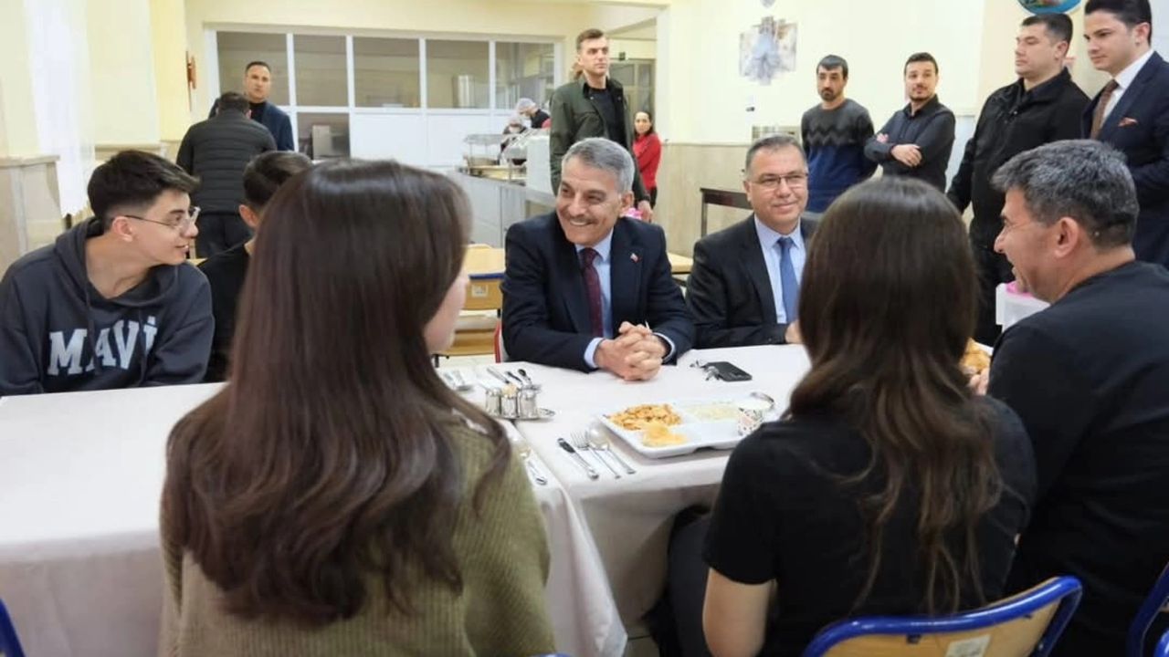 Vali Özkan öğrencilerle iftarda