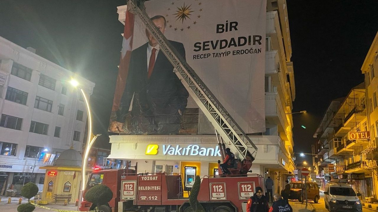 Yozgat’ta Cumhurbaşkanı Erdoğan’ın dev posteri asıldı!