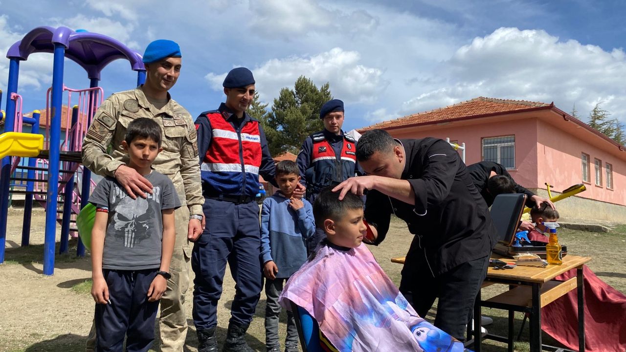 Jandarma ekiplerinden Yozgatlı çocuklara jest