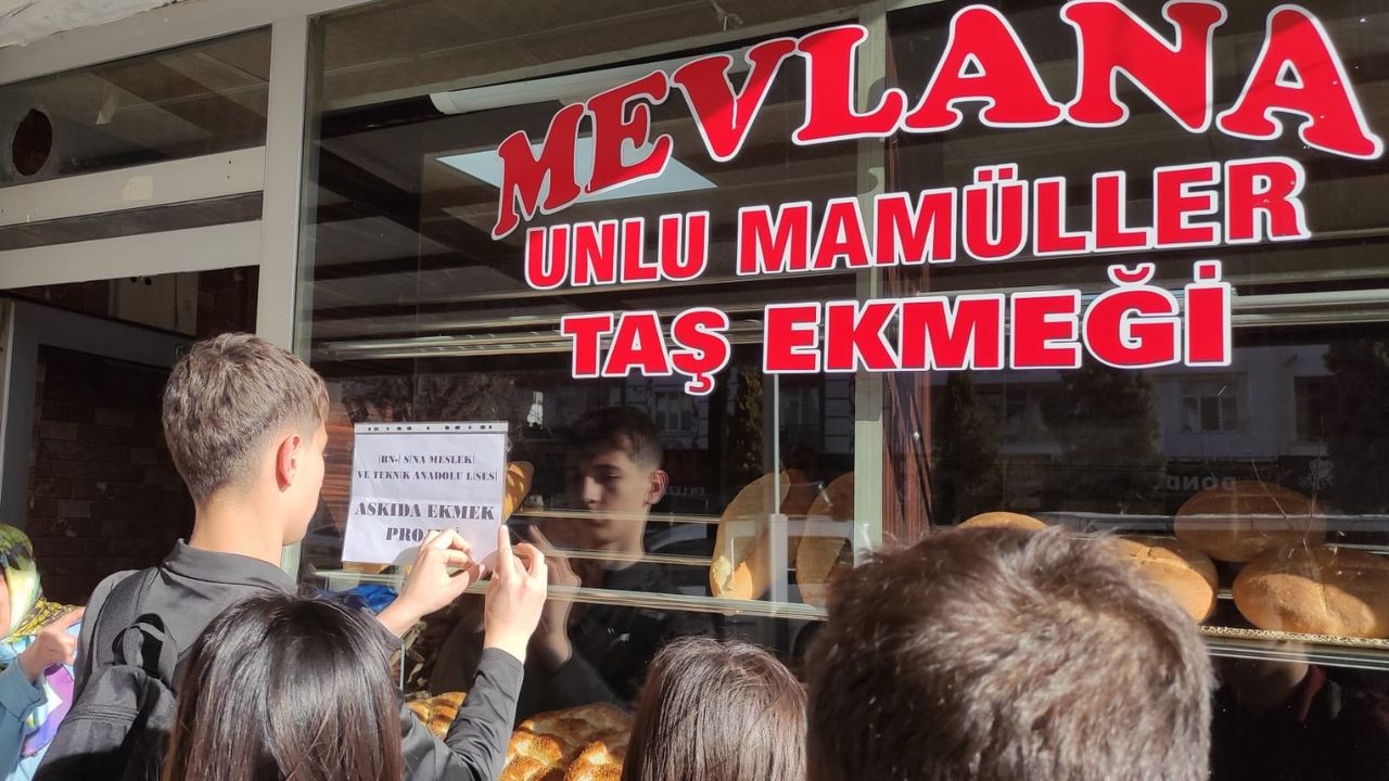 Yerköy'de öğrenciler "Askıda Ekmek" projesiyle ihtiyaç sahiplerinin yanında