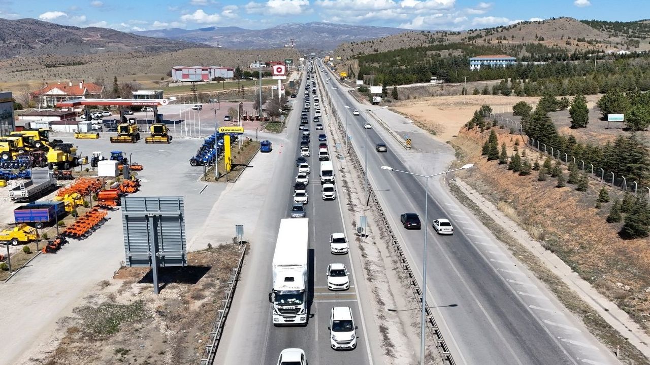 43 ilin geçiş güzergahında bayram günü yoğun trafik!