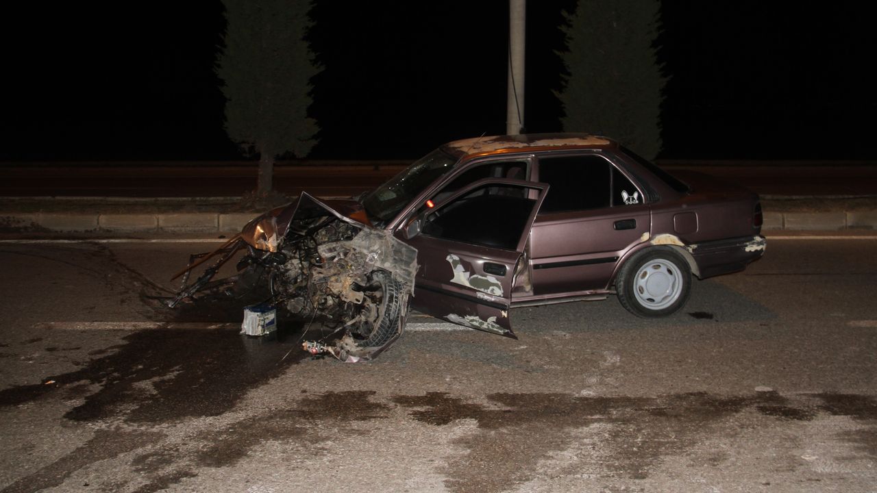 Lastiği patlayan otomobil direğe çarptı